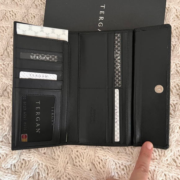 Elegant design and so classic wallet 🖤 - Picture 3 of 8
